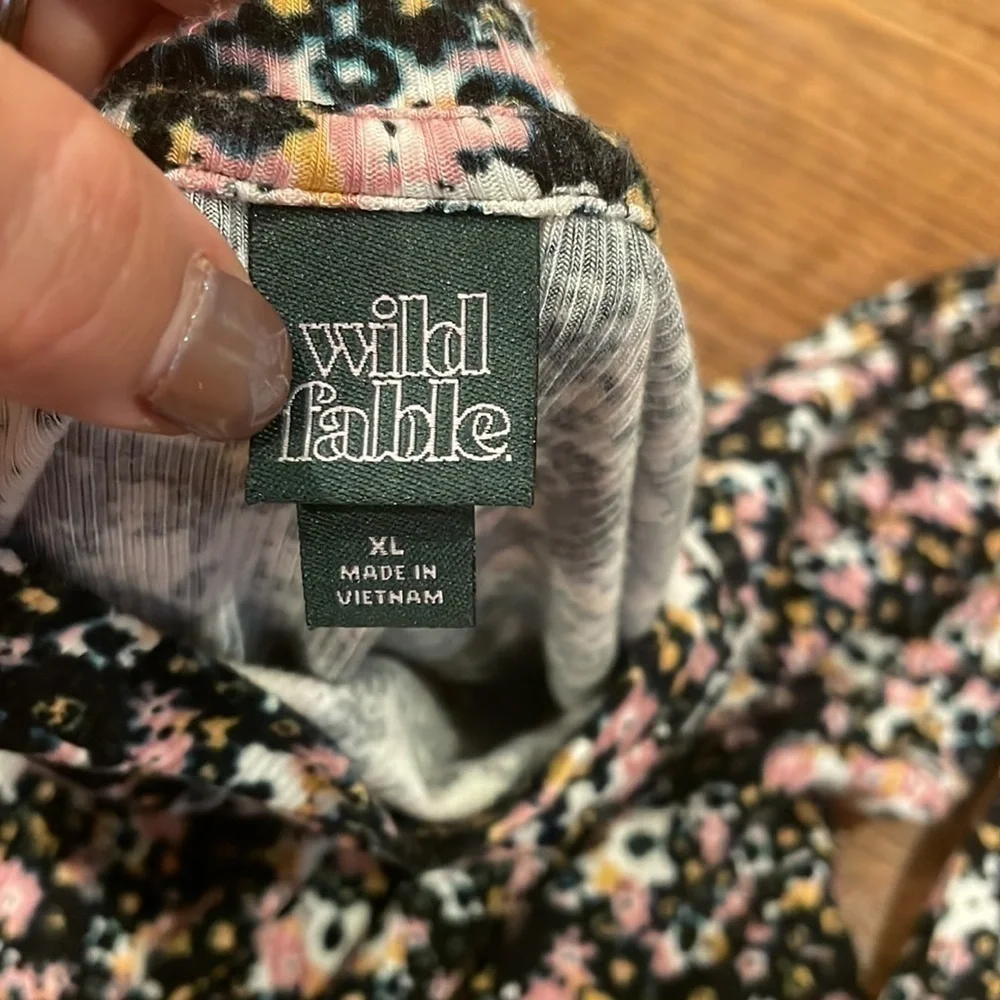 Wild Fable Ling Sleeve Black Floral Top Size XL - Picture 3 of 3